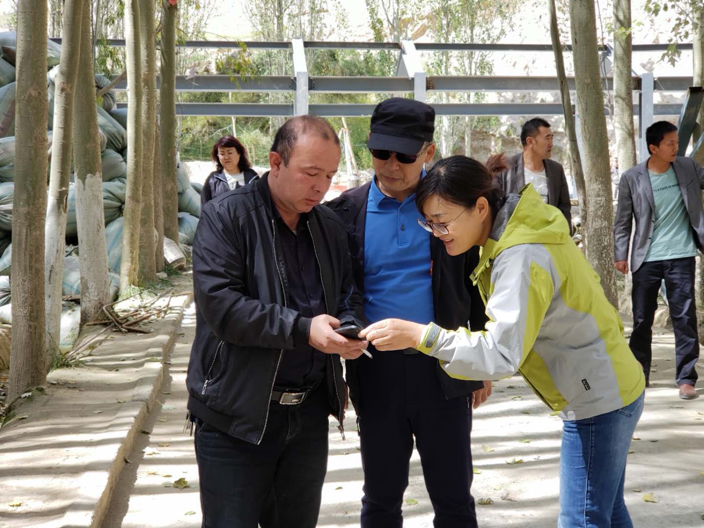 新疆通信管理局主要领导中秋佳节慰问驻村工作队深入调